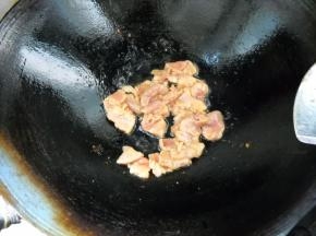 锅中油热，滑散肉片，盛起备用。