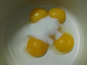 蛋黄加20克糖划Z字拌匀