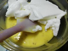 将三分之一打发好的蛋白加入蛋黄糊中，用切拌手法将其拌匀