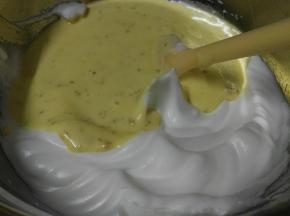 将拌好的蛋黄糊倒回三分之二打发好的蛋白中，用切拌手法将其拌匀，此时烤箱170度预热6分钟左右