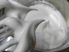 蛋白分三次加糖打发至硬性发泡