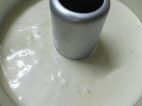 拌好的面糊倒入中空模中，震出大气泡