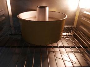 放入预热好的烤箱内，下层，165度，35分钟