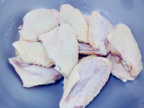 鸡翅中洗净，沥净水分。