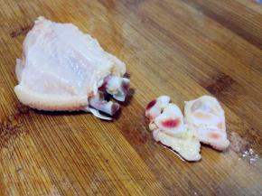 用斩骨刀切去两端相连的脆骨头部，将连在骨头顶端的筋剪断。