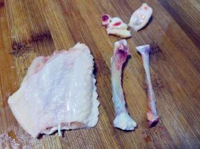 将两根骨头都如此操作，然后将剃净的骨头抽出