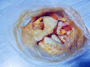 装入保鲜袋中，隔袋用手按摩片刻，密封后装入冰箱冷藏一晚