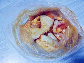 装入保鲜袋中，隔袋用手按摩片刻，密封后装入冰箱冷藏一晚