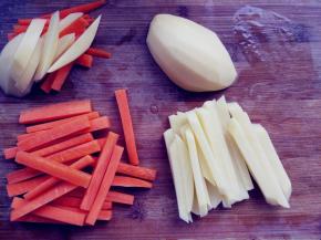 胡萝卜和土豆洗净刮皮，切细条。同时预热长帝空气烤箱，上下火160度10分钟，启动