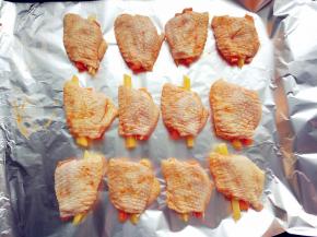 插入腌好的鸡翅中，在铺了锡纸的烤盘上摆好