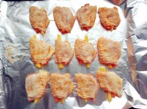 插入腌好的鸡翅中，在铺了锡纸的烤盘上摆好