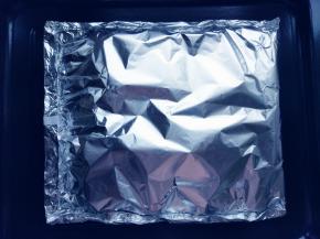 锡纸对折，边缘捏好