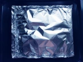 锡纸对折，边缘捏好