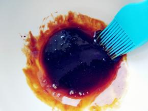 烤箱运行的同时，将老抽和蜂蜜加少许水调匀