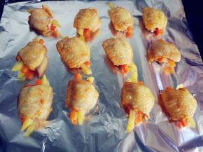 烤熟的鸡翅打开锡纸（小心热的蒸汽），倒掉多余的汤汁，重新摆入烤盘中