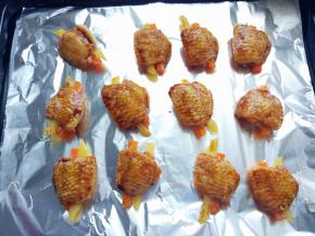 表面刷第12步调好的酱汁，也可以用腌鸡翅时的腌料汁代替