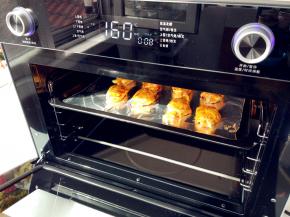 重新入长帝空气烤箱上层，选择上下火，设定上火180度，下火160度烤8分钟，上色即可