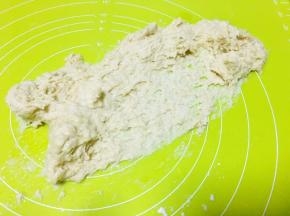 将面团倒在揉面垫上
