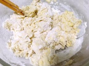 除了黄油外的其他材料混合活成面团，每个面团吸水性不同，建议保留20克水，待揉面的时候水份不够再添加