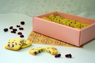 刚烤好的饼干是软的，别急着拿出来，等凉透了就好拿啦