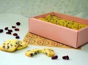 刚烤好的饼干是软的，别急着拿出来，等凉透了就好拿啦