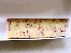 我没有模具，用的保鲜膜盒子，连同保鲜膜一起，一点点整理成方形，之后连保鲜盒一起冷冻半个小时