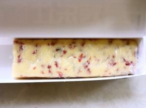 我没有模具，用的保鲜膜盒子，连同保鲜膜一起，一点点整理成方形，之后连保鲜盒一起冷冻半个小时