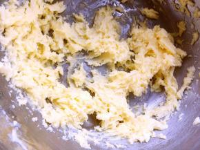 打蛋器打发至蓬松状态