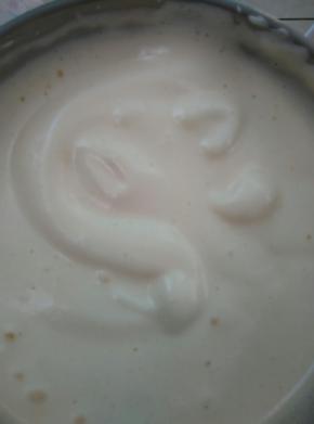 全蛋打发到提起打蛋器，液体慢慢低落，纹路不消失即可