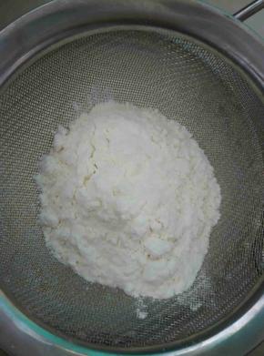 分三次筛入低粉，每一次都要充分搅拌均匀