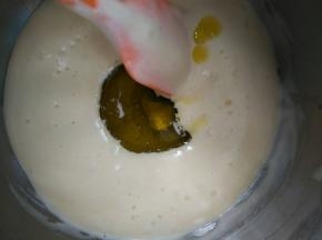 取少量的面糊，把橄榄油加进去搅拌均匀