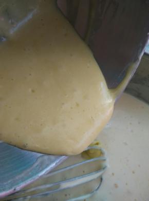 再把加了油的面糊，倒入全蛋糊里搅拌均匀