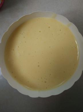 搅拌均匀的面糊倒入纸杯中9分满