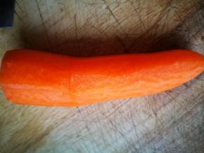 半截胡萝卜，洗净削皮