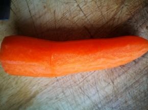 半截胡萝卜，洗净削皮