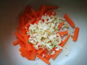 胡萝卜切成细条，不要太长，大蒜切粒