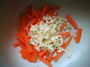 胡萝卜切成细条，不要太长，大蒜切粒