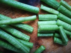 豇豆洗净切成均匀长短