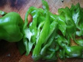 青椒洗净切丝