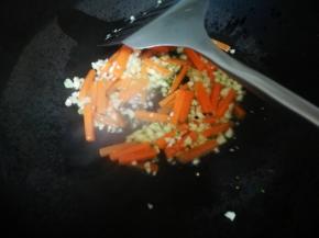 锅烧热，放入胡萝卜蒜粒，炒香