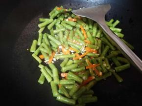 放入豇豆，翻炒
