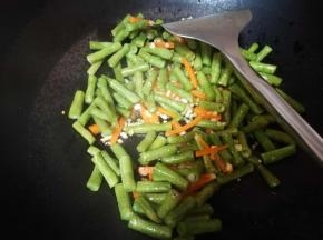 放入豇豆，翻炒