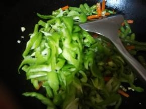 尝尝豇豆，8成熟了加入青椒