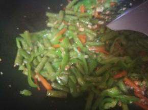 加入醋，生抽，剁椒，香油 ，盐，翻炒，加点开水，焖烧一会，起锅