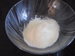 杏仁粉和糖粉混合均匀后过筛