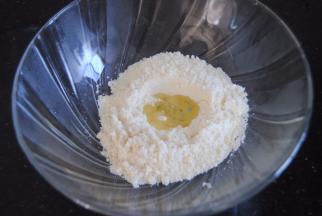 在tpt中间挖个小坑，倒入蛋清1，再轻轻盖住