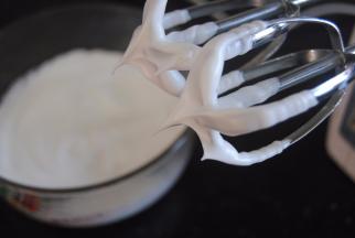 蛋清2加入蛋白粉和7克细砂糖，用打蛋器打发到出现短小直角即可