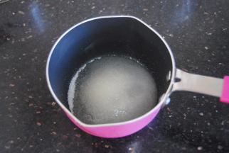 37克细砂糖加入11克清水