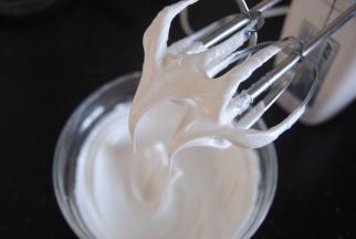 分5到6次倒入打发的蛋白中高速搅打降温，每次倒进去的时候不要淋到打蛋头