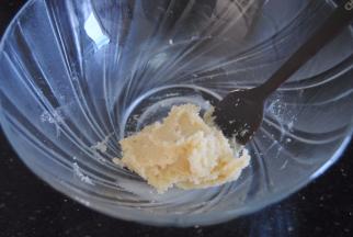 用硅胶刀混匀tpt和蛋清